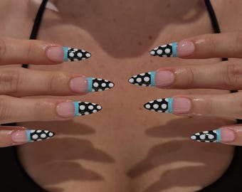 Uñas postizas negras con lunares, uñas almendradas con punta francesa azul, manicura retro mod, manicura estilo Y2K.