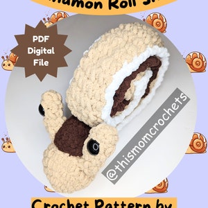 Puede incluir: Un patrón de crochet para un amigurumi caracol de rollo de canela. El patrón está disponible como descarga digital PDF. La imagen muestra un caracol de crochet con una concha marrón y un remolino de glaseado blanco. El caracol está sentado sobre un fondo morado claro con un borde de caracoles de dibujos animados.