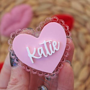 Name Badge Reel, benutzerdefinierte Name Badge Reel, personalisierte versenkbare ID Ausweishalter, Namensschild Reel, Herz Abzeichen Reel, Valentines Badge
