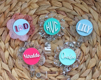 Monogramm Abzeichen Reel, benutzerdefinierte Namensschild Reel, personalisierte einziehbare ID Ausweishalter, Namensschild Reel, Badge Buddy, Krankenschwester Ausweishalter