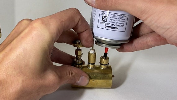 Ceramic burner with gas tank for model steam engine