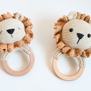 Rassel, Greifling, Geschenk zur Geburt, Babygeschenk Geburt, Babygeschenk personalisiert, Schnullerkette mit Namen, Löwe