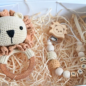 Rassel, Greifling, Geschenk zur Geburt, Babygeschenk Geburt, Babygeschenk personalisiert, Schnullerkette mit Namen, Löwenset, Löwe