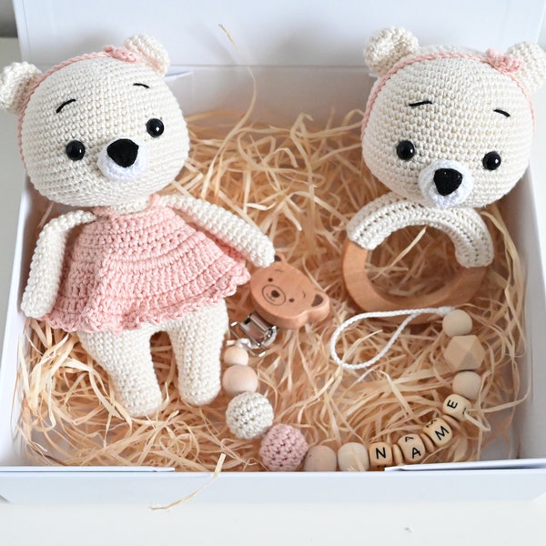 Rassel, Greifling, Geschenk zur Geburt, Babygeschenk Geburt, Babygeschenkset personalisiert, Schnullerkette mit Namen, Bärchen, Teddy