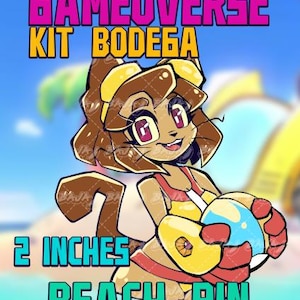 Può includere: Una spilla in smalto da 5,08 cm raffigurante un personaggio gatto marrone stilizzato con grandi occhi viola, che indossa un costume da bagno giallo e rosso, mentre tiene un pallone da spiaggia blu e bianco. Il testo GAMEOVERSE KIT BODEGA e 2 INCHES BEACH PIN è visibile.