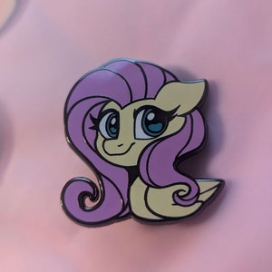 Pin de esmalte MLPFIM de Fluttershy de 1,75 pulgadas