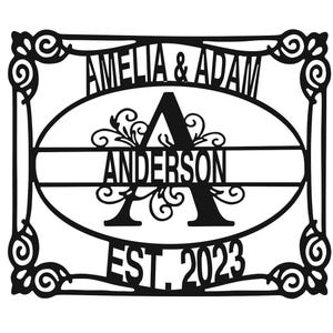 Puede incluir: Un letrero de pared de metal negro con un marco rectangular y esquinas con volutas decorativas. El centro muestra un óvalo que contiene el texto AMELIA & ADAM, una letra A grande, el nombre ANDERSON y el texto EST. 2023 recortado.