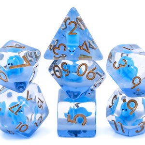 ブルー トリケラトプス 樹脂製 DnD ダイス セット | 7 ピース RPG ダイス | かわいいブルー恐竜 | 先史時代の恐竜 | 卓上 RPG | オタク向けギフト