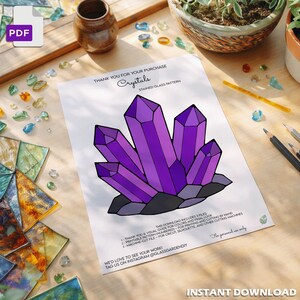 K&ouml;nnte beinhalten: Ein druckbares PDF mit einem lila Kristallmuster f&uuml;r Glasmalerei. Das Bild enth&auml;lt den Text "Crystals Stained Glass Pattern" und "Instant Download". Das Design befindet sich auf wei&szlig;em Hintergrund, mit einem PDF-Symbol oben links.