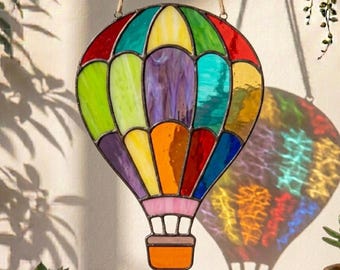 Wzór witrażu z łapaczem słońca w kształcie tęczowego balonu na ogrzane powietrze (do pobrania w formacie PDF)