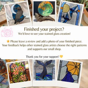 K&ouml;nnte beinhalten: Eine Sammlung von gerahmten Glasmalereien mit verschiedenen Designs. Die Bilder zeigen einen Raben, eine Welle, V&ouml;gel, Blumen, eine Walflosse und eine Person mit einem Regenschirm. Text: "Finished your project?" und "Thank you for your support!"