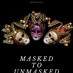 Può includere: Tre maschere di giullare ornate, dorate e rosse con accenti viola, dorati e bianchi. Le maschere sono su uno sfondo nero con il testo "BELLADONNA SHADOW SELF MASKED TO UNMASKED WRITTEN BY VICTORIA ROSE".