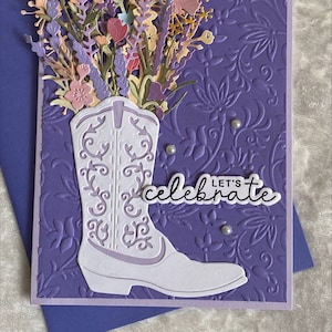 Verjaardag witte cowboylaars gevuld met bloemen op paars, reliëf verjaardagskaart om te vieren, handgemaakte Cowgirl Boot kaart met parels, 5x7