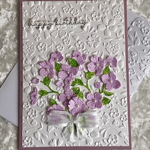 Cartão de aniversário floral em relevo, buquê de flores doces, flores roxas com pérolas e laço, feliz aniversário, celebração, dia especial 5x7