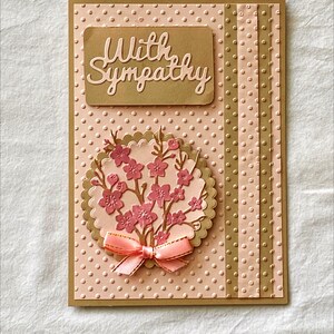 Cartão de simpatia em relevo com flores pintadas à mão e um laço, com simpatia, 5x7