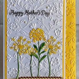 Tarjeta del Día de la Madre con diseño floral en relieve, dientes de león sobre blanco brillante, perlas y flores para mamá. Hecha a mano. Feliz Día de la Madre. 12,7 x 18,8 cm.