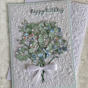 Cartão de aniversário feito à mão com um buquê de flores em tons de verde e azul, cartão de aniversário em relevo, buquê de aniversário amarrado com um laço, 5x7