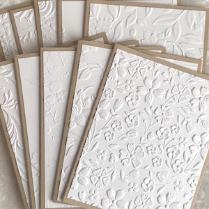 Cartes de correspondance avec cadre en relief, motifs floraux 3D en relief sur blanc, lot de dix cartes en relief de dix motifs différents, 5,5 x 4,25