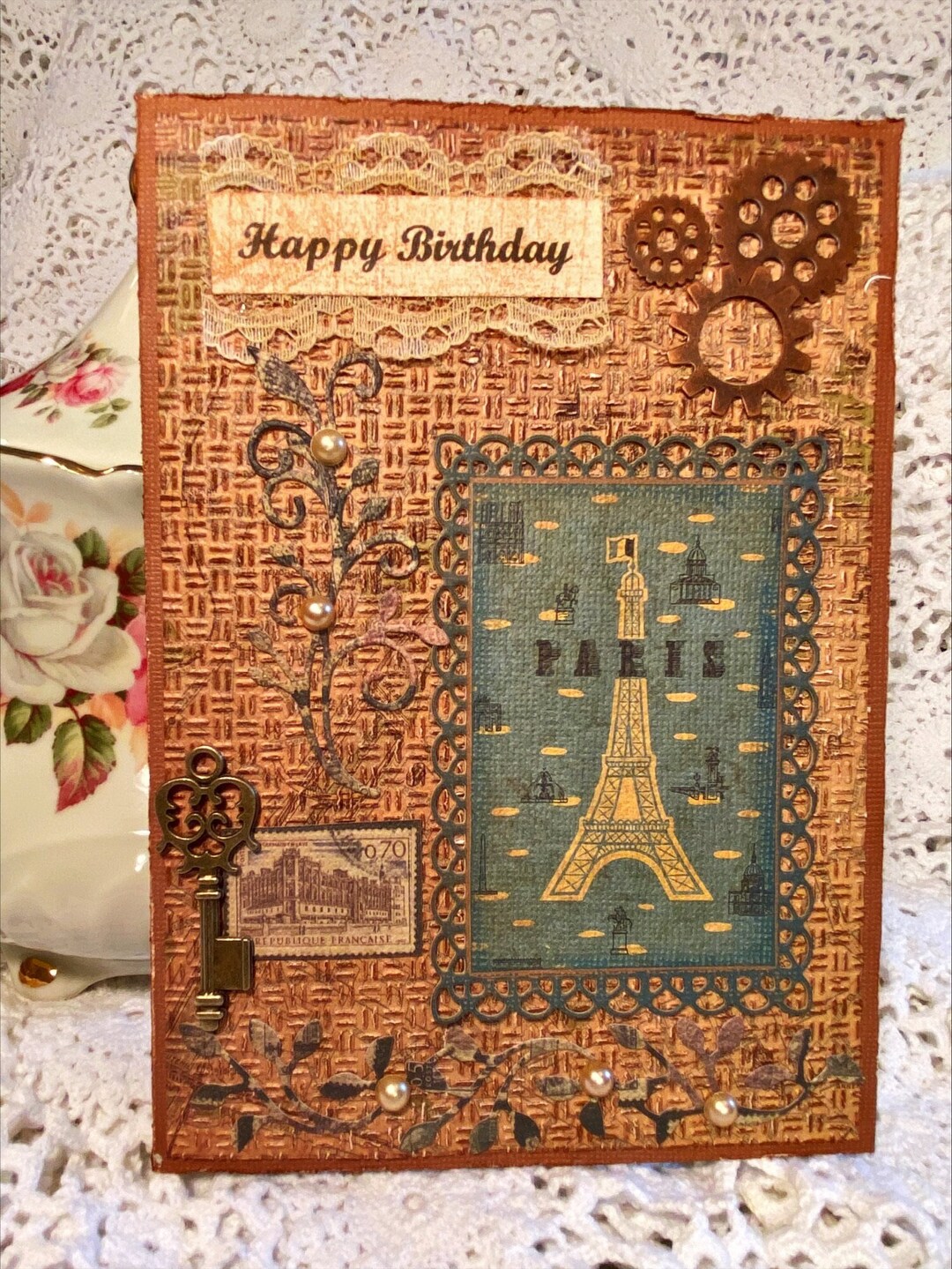 Geburtstagskarte Happy Birthday Paris – Mit Eiffelturm & Rotem Regenschirm, 17,5x12,5 Cm, 280g/m²