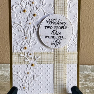 Tarjeta de boda en relieve con detalles de piedras preciosas doradas y cinta, tarjeta de boda en relieve, tarjeta dorada y blanca para una boda, 5x7