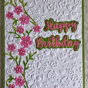 Cartão de aniversário em relevo em branco, rosa e verde, cartão de aniversário feito à mão com flores, videiras e pedras preciosas, cartão de aniversário elegante, 5x7