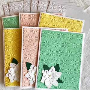 Chrysanthèmes blancs sur fond rose, vert et jaune ; Cartes pour lettres en relief avec mamans, cartes toutes occasions, cartes faites main, lot de six, 0,5 x 4,25