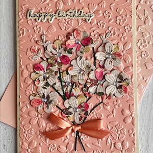 Cartão de aniversário em relevo, feito à mão, em tons de pêssego e bege, buquê de flores em várias cores, comemoração de aniversário, "Feliz Aniversário", 5x7