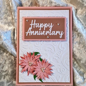 Feliz Aniversario con Flores sobre Fondo Relieve 5x7