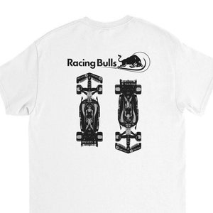 以下が含まれることがあります： 牛のロゴと「Racing Bulls」の文字が書かれた、2台のフォーミュラ1レーシングカーの黒いグラフィックが描かれた白いTシャツです。