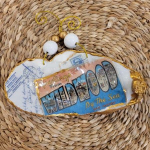 Enfeites artesanais feitos a partir da imagem de cartões-postais vintage originais de cidades litorâneas. Cada um é uma amostra única da nostalgia costeira.