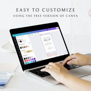 Op de afbeelding: Een persoon gebruikt een laptop om een ontwerp aan te passen in Canva, een grafisch ontwerpplatform. Het scherm toont een ontwerp met de tekst "Happy Fall" en een kleurenpalet.
