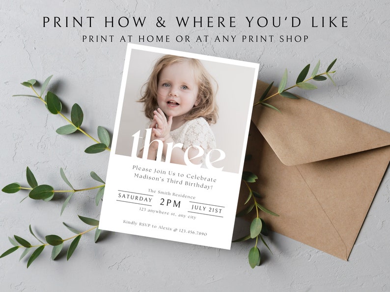 Op de afbeelding: Een witte en grijze verjaardagsuitnodiging met een foto van een jong meisje. De uitnodiging zegt "three" in grote witte letters en bevat de tekst "Please Join Us to Celebrate Madison's Third Birthday!" De uitnodiging bevat ook de datum en tijd van het feest.