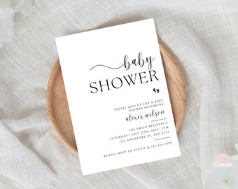 Pode incluir: Um convite de chá de bebê branco com texto preto. O convite diz "baby shower" com uma fonte de letra cursiva decorativa e um pequeno ícone de pegada. O convite também inclui o texto "Por favor, junte-se a nós para um chá de bebê em homenagem a Alexis Wilson" e os detalhes do evento: "The Smith Residence, sábado, 25 de julho de 2023 | 14h00, 123 Anywhere St., Any City. Por favor, confirme sua presença com Alexis no 123.456.7890."