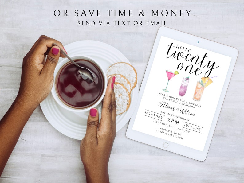 Pode incluir: Um convite digital para uma festa de anivers&aacute;rio de 21 anos. O convite apresenta uma ilustra&ccedil;&atilde;o em aquarela de coquet&eacute;is e o texto "Hello twenty one". O convite inclui os detalhes da festa: "Por favor, junte-se a n&oacute;s para uma celebra&ccedil;&atilde;o de anivers&aacute;rio em homenagem a Alexis Wilson. A resid&ecirc;ncia Smith. S&aacute;bado, 21 de julho, 14h00. 123 Anywhere St, Any City. Por favor, confirme sua presen&ccedil;a com Gabby no 123.456.7890"