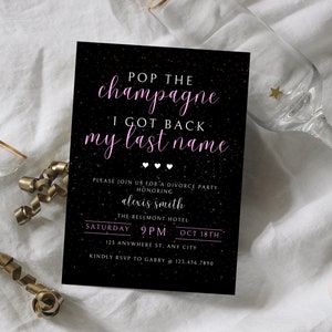 Könnte beinhalten: Schwarze Einladungskarte mit goldenem Glitzer und rosa Schrift. Der Text lautet "Pop the champagne I got back my last name." Die Einladung ist für eine Scheidungsparty zu Ehren von Alexis Smith im Hotel Bellmont am Samstag, den 18. Oktober um 21 Uhr.