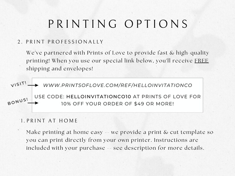 Op de afbeelding: Een witte en zwarte tekstafbeelding met de titel "Afdrukmogelijkheden" en instructies voor professioneel afdrukken met Prints of Love. De afbeelding bevat een websiteadres en een kortingscode. De afbeelding bevat ook instructies voor thuis afdrukken.
