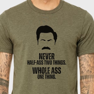ロン・スワンソン ユニセックス Tシャツ パークス・アンド・レクリエーション シャツ パークス・アンド・レクリエーション ギフト ネバー・ハーフ・アス・デューク シルバー おもしろギフト レスリー・ノープ ポーニー インディアナ