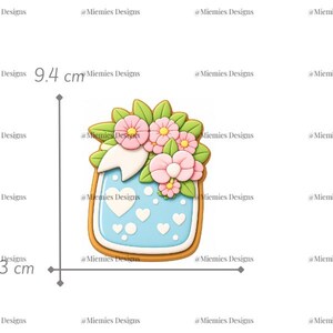 Pode incluir: Cortador de biscoitos em forma de pote azul com flores rosa e folhas verdes. O pote tem corações brancos e uma fita branca. O cortador tem 9,4 cm de altura e 7,3 cm de largura.