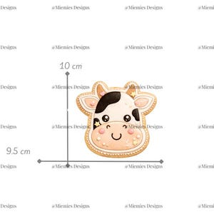 Puede incluir: Cortador de galletas con forma de vaca sonriente, con marcas en blanco y negro y detalles de estrellas. El cortador mide aproximadamente 9,5 cm de ancho y 10 cm de alto. El texto "MDC 029" está en la esquina superior derecha.