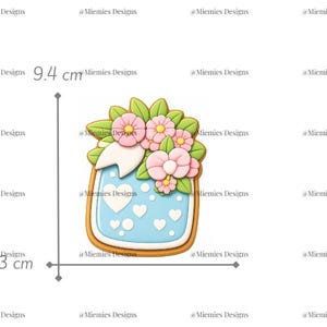Könnte beinhalten: Ein Ausstecher in Form eines blauen Glases mit rosa Blüten und grünen Blättern. Das Glas hat weiße Herzen und ein weißes Band. Der Ausstecher ist 9,4 cm hoch und 7,3 cm breit. Produktcode: MDC 192.