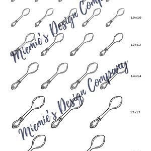 Pode incluir: Uma folha de transferências de glacê real com desenhos de colheres em vários tamanhos, variando de 2,0 x 2,0 cm a 4,6 x 4,6 cm. A imagem inclui o texto "Miemie's Designs Co - Royal Icing Transfers" e "Miemie's Design Company".