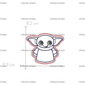 Pode incluir: Um contorno branco e rosa de uma personagem de desenho animado, com olhos grandes e um pequeno sorriso. A personagem tem 8,2 cm de altura e 9,9 cm de largura. O texto "MDC 048" está no canto superior direito.
