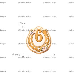 以下が含まれることがあります： 木製の切り抜きで、数字の6と花の装飾が施された蹄鉄の形をしています。サイズは約9cm×10cmです。デザインには「MDC 041」の文字が含まれています。