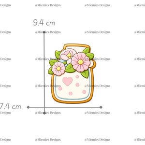Könnte beinhalten: Cartoon-Illustration eines Glases gefüllt mit rosa und weißen Blumen und grünen Blättern. Das Glas hat ein Herz und Tupfen. Das Glas ist 9,4 cm hoch und 7,4 cm breit.