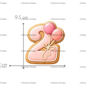 Puede incluir: Un cortador de galletas con el número dos, de 9,5 cm de alto y 8 cm de ancho, con glaseado rosa y dos globos rosas. El cortador de galletas tiene un borde marrón claro y un detalle de lazo. El texto "MDC 061" está en la esquina superior derecha.