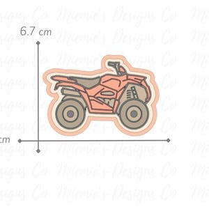 Może przedstawiać: Liniowy rysunek czerwonego ATV, czyli pojazdu terenowego, z czarnymi kołami. ATV ma 9,5 cm szerokości i 6,7 cm wysokości.