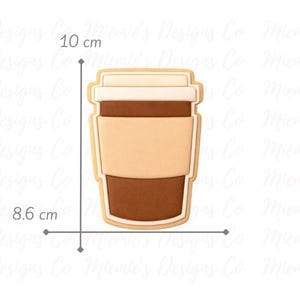 Puede incluir: Una taza de cerámica blanca con un asa negra y el texto "But first, coffee" en negro, con una fuente de estilo manuscrito. La taza está sobre una superficie blanca.