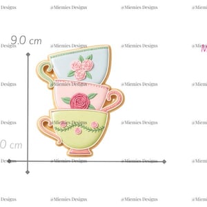 Puede incluir: Diseño de cortador de galletas de tazas de té apiladas. El cortador de galletas mide 9,0 cm de alto y 6,0 cm de ancho. Las tazas de té son de colores pastel: azul claro, rosa y amarillo. Cada taza de té está decorada con diseños florales. El diseño está etiquetado "MDC110".
