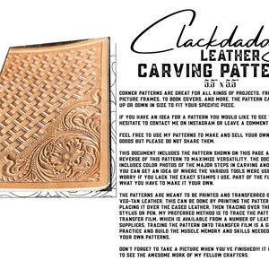 Può includere: Un modello di intaglio in pelle per un progetto di 14 cm per 14 cm. Il motivo è mostrato su un pezzo di pelle marrone con un disegno floreale e un motivo intrecciato. Il testo "Clackdaddy Leather Carving Pattern" è in alto nell'immagine.