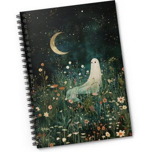 Op de afbeelding: Een spiraalgebonden notitieblok met een grillige illustratie. De omslag toont een nachtelijke hemel met een halve maan, sterren en een spook in een bloemenveld. De tekst "Flat Printed Notepad" staat onderaan.